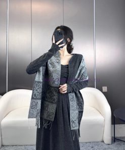 Excellent quality, Roewe two-color checkerboard long scarf. It's fortunate to have received 1f89bysa