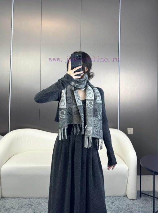 Excellent quality, Roewe two-color checkerboard long scarf. It's fortunate to have received 1f89bysa - Image 3