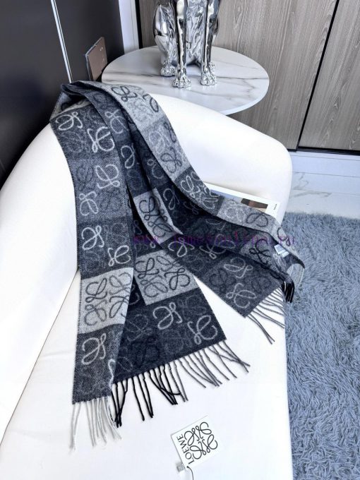 Excellent quality, Roewe two-color checkerboard long scarf. It's fortunate to have received 1f89bysa - Image 6