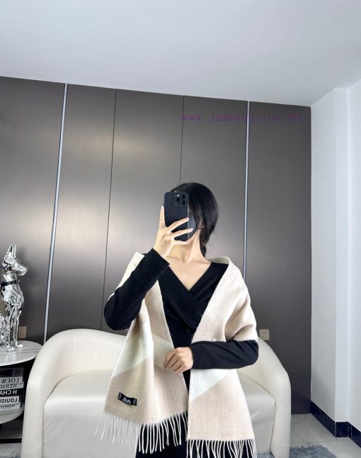Hermes wool long styleSoft scarf with fine wool fabric on sale. Double sided wool yarn is vec5nesauf