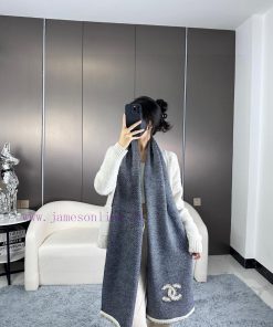 The original Chanel product has arrived, making a Chanel like person. Women are elegant, refues8u69c