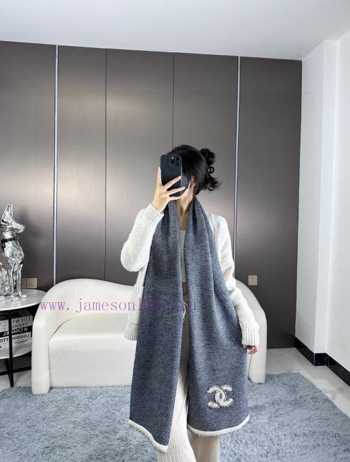 The original Chanel product has arrived, making a Chanel like person. Women are elegant, refues8u69c - Image 2