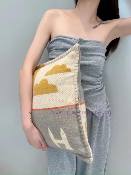 Pillow size 45x45cm, made of 90% wool and 10% cashmere41givmep