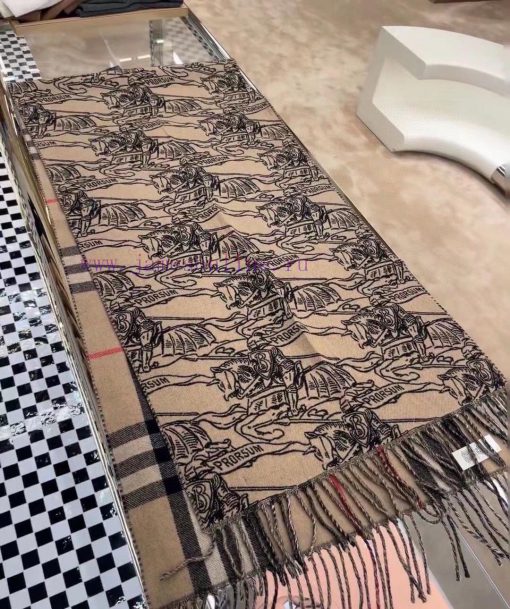 Burberry's masterpiece of craftsmanship, the classic large grid double-sided Qunma scarf, is1ns082oc - Image 9