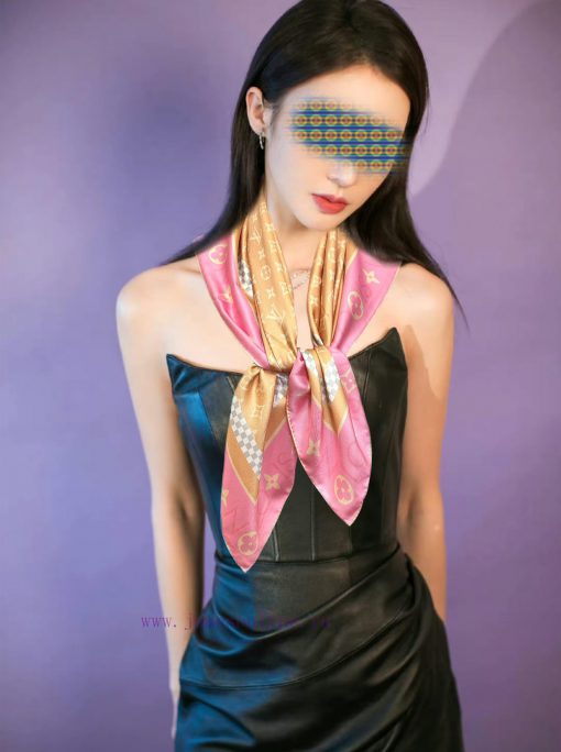 I bought a new L family silk square scarf, and I always agreed to buy it quickly. It's a higt7htqcz9