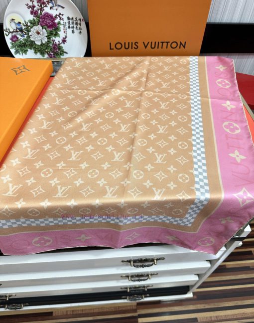 I bought a new L family silk square scarf, and I always agreed to buy it quickly. It's a higt7htqcz9 - Image 5