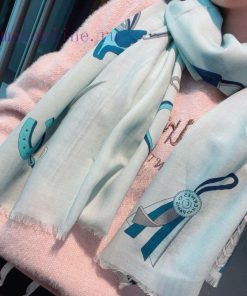 The latest flagship product of New H Home is a rolled edge scarf that is very easy to match 5zkq7mrm