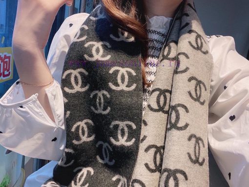 ▪ The popular Chanel scarves in the True Fragrance series are destined to become popular. b0mm2elh - Image 3