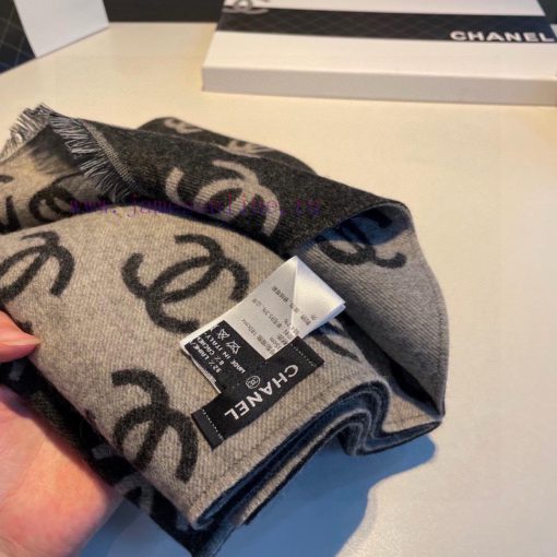 ▪ The popular Chanel scarves in the True Fragrance series are destined to become popular. b0mm2elh - Image 7