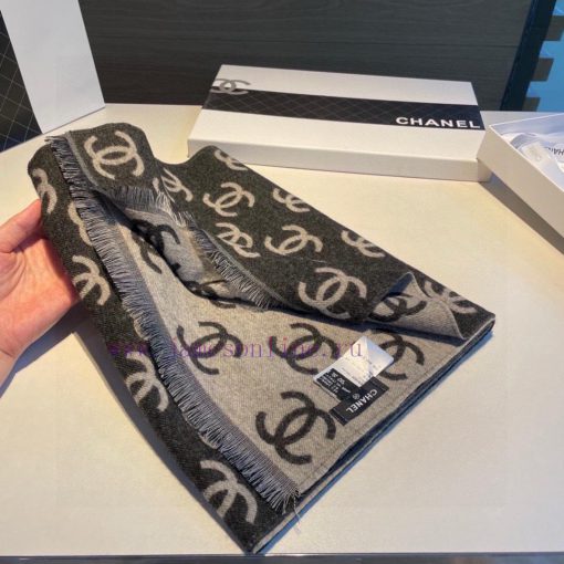 ▪ The popular Chanel scarves in the True Fragrance series are destined to become popular. b0mm2elh - Image 8