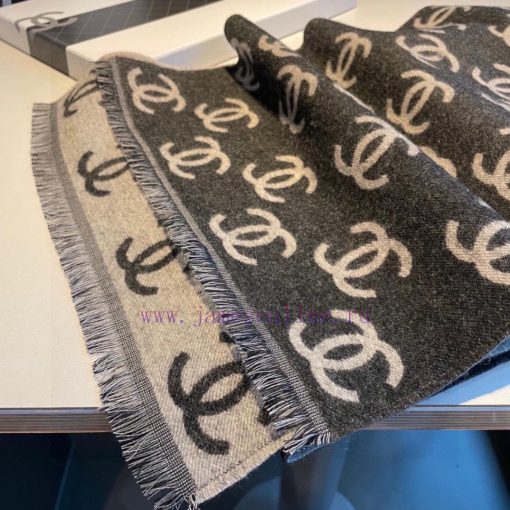 ▪ The popular Chanel scarves in the True Fragrance series are destined to become popular. b0mm2elh - Image 9