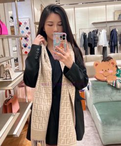 The most popular scarf of Fendi this year is being snapped up all over the world. It is a liv1bav95w
