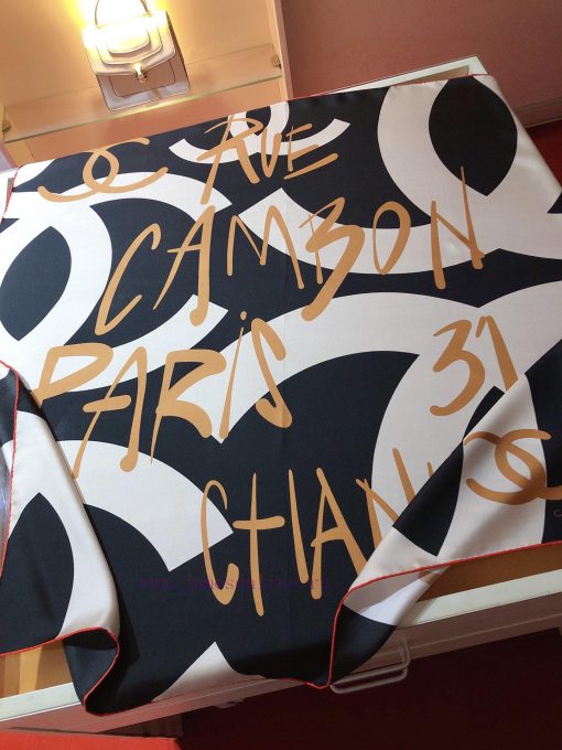 Original Chanel signature 90cm silk square scarf, made of top-quality twill silk material. Pg401u787 - Image 4
