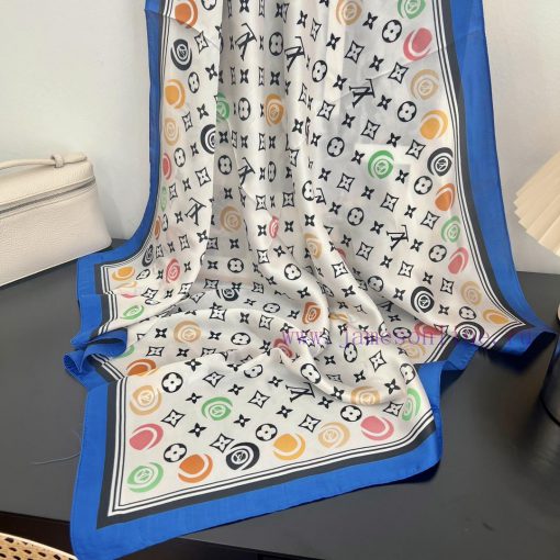 New silk versatile small square scarf, elegant and youthful temperament, can be used as a he0e8r23dv
