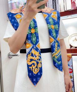 The new LV silk square scarf with four leaf flower checkerboard pattern 90 is made of lightwp3exx2cg