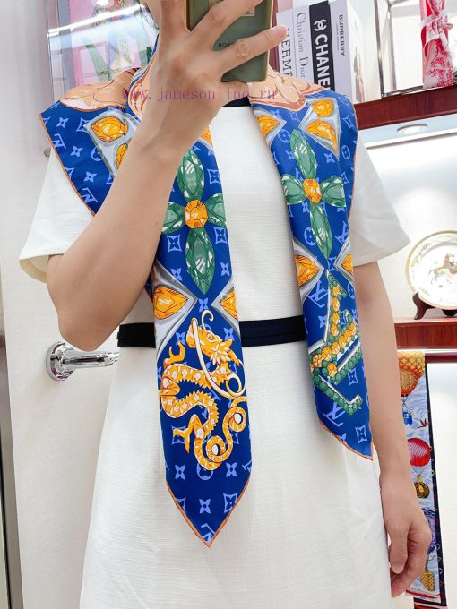 The new LV silk square scarf with four leaf flower checkerboard pattern 90 is made of lightwp3exx2cg