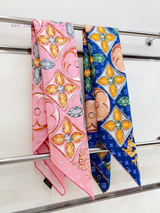 The new LV silk square scarf with four leaf flower checkerboard pattern 90 is made of lightwp3exx2cg - Image 4
