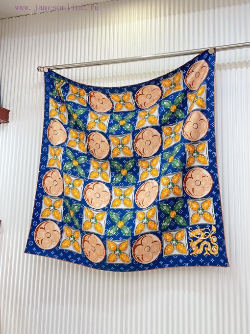 The new LV silk square scarf with four leaf flower checkerboard pattern 90 is made of lightwp3exx2cg - Image 5