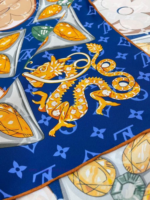 The new LV silk square scarf with four leaf flower checkerboard pattern 90 is made of lightwp3exx2cg - Image 6