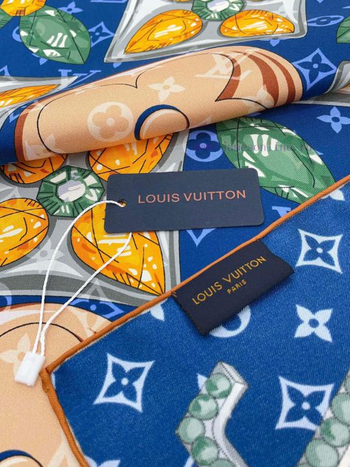 The new LV silk square scarf with four leaf flower checkerboard pattern 90 is made of lightwp3exx2cg - Image 7