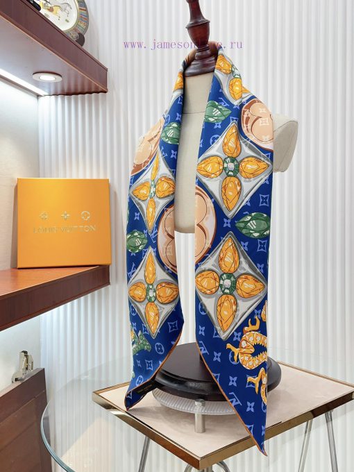 The new LV silk square scarf with four leaf flower checkerboard pattern 90 is made of lightwp3exx2cg - Image 8