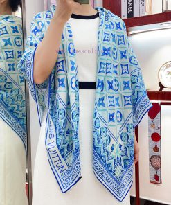 LV's elegant and noble baby like soft touch vintage logo velvet print cleverly uses the Donkko6dinsd