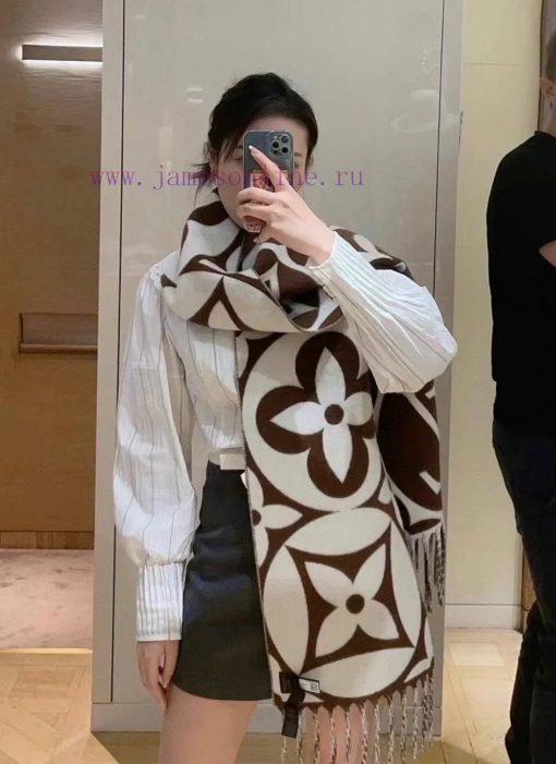 New scarf 🧣 It's so beautiful. LV big Fried Dough Twists also has a new style LV scarf with n127em28