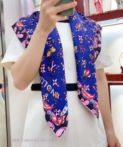 Beautiful turned over [tears] double pattern 90 silk square scarf. The new model of the royavxva075f