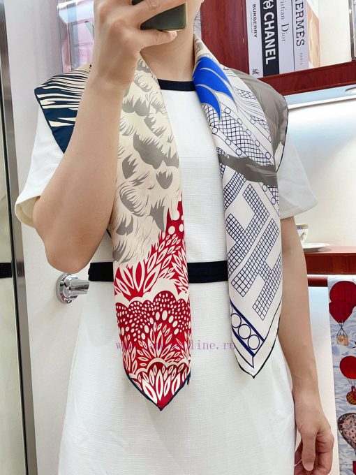 HERMES recommends the Gauloise Rooster 90 silk square scarf, which looks great when you buy ug60e5qp