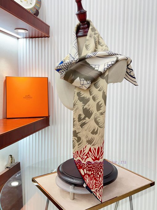 HERMES recommends the Gauloise Rooster 90 silk square scarf, which looks great when you buy ug60e5qp - Image 9