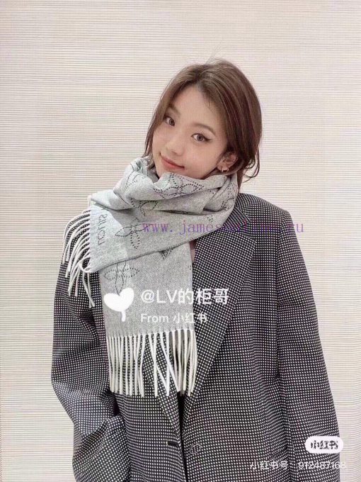 Louis Vuitton's new double-sided scarf, Mahina Flight Mode scarf, is woven with jacquard tec41tcmhvt - Image 4