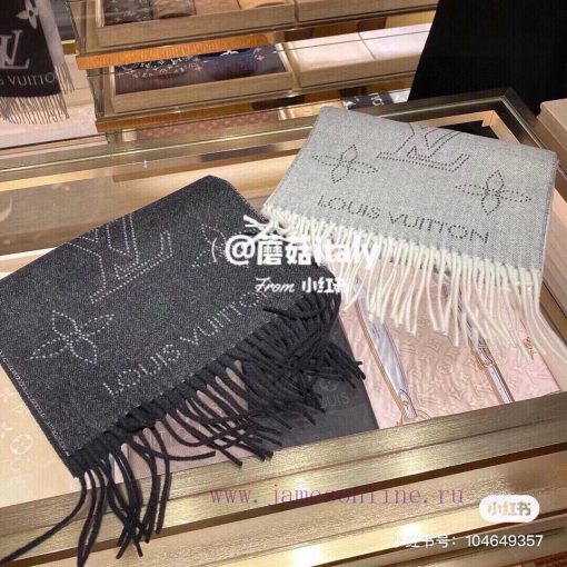 Louis Vuitton's new double-sided scarf, Mahina Flight Mode scarf, is woven with jacquard tec41tcmhvt - Image 5