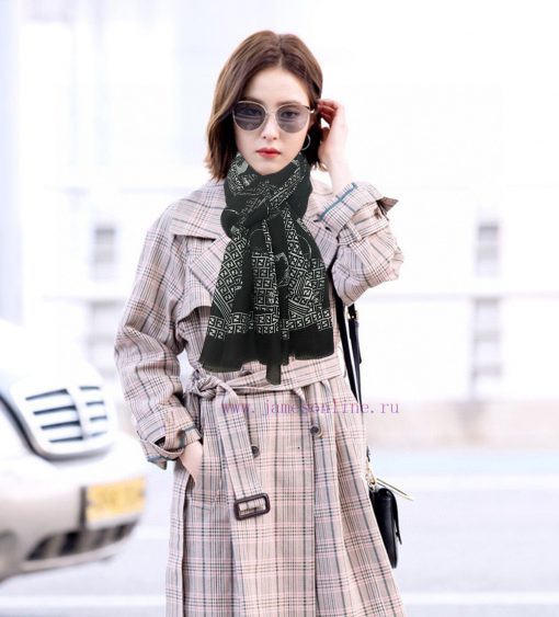 It's so beautiful. The 2024 F home printed long scarf is a very easy to match item for daily8k74z3ff - Image 2