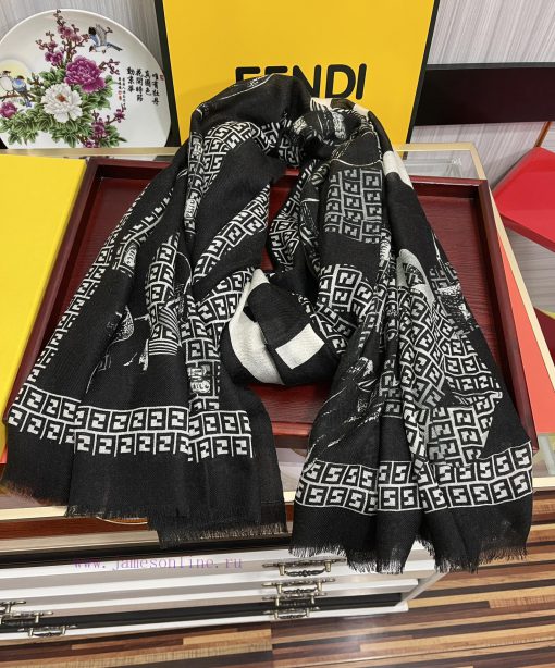 It's so beautiful. The 2024 F home printed long scarf is a very easy to match item for daily8k74z3ff - Image 4