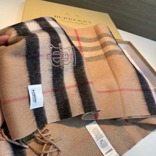 Burberry's new gold thread is a super versatile and high-quality product that is absolutely e1xmdc86 - Image 9