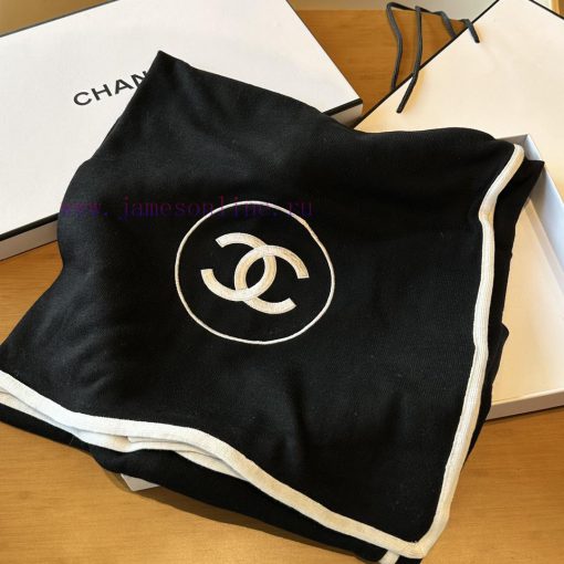 The classic Double C series, synonymous with women's elegance, is made of 70% cashmere and 3yqzcd13d - Image 3