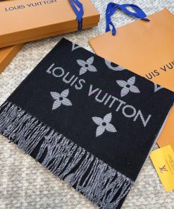 Finally shipped, the LV Essential scarf, which was launched on August 26th and is the hotteszqs7e452