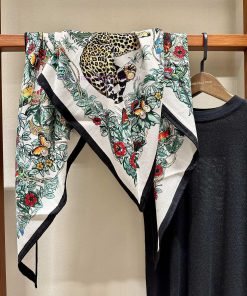 Dior "Jungle Love" Triangle ScarfColor ripe orange/natural/greenProduct DescriptionHandmade jgf6gc5p
