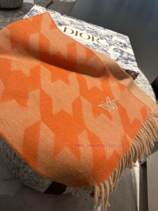 Dior's limited edition runway houndstooth, with three different elements, is highly recommen3oy85xe0 - Image 9