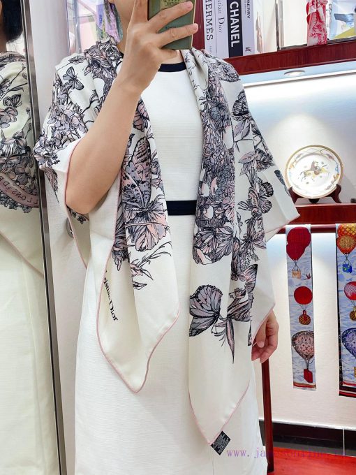 Dior's latest flagship butterfly 🦋 Flower 140 is a very easy to match item for both vacationeicoautf