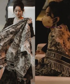 Dior's latest popular shawl, the D Zoo shawl, believe me, it is truly a warm big sheep with po384wa7