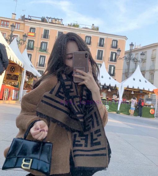 Top quality original Fendi FENDI2021 size 180 * 35cm material 95% wool 5% silk rectangular briedkm54 - Image 3