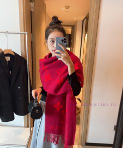 Star Huo Siyan and Li Xiaolu are wearing the same Louis Vuitton high-end rabbit fur scarf shwt48zcwb