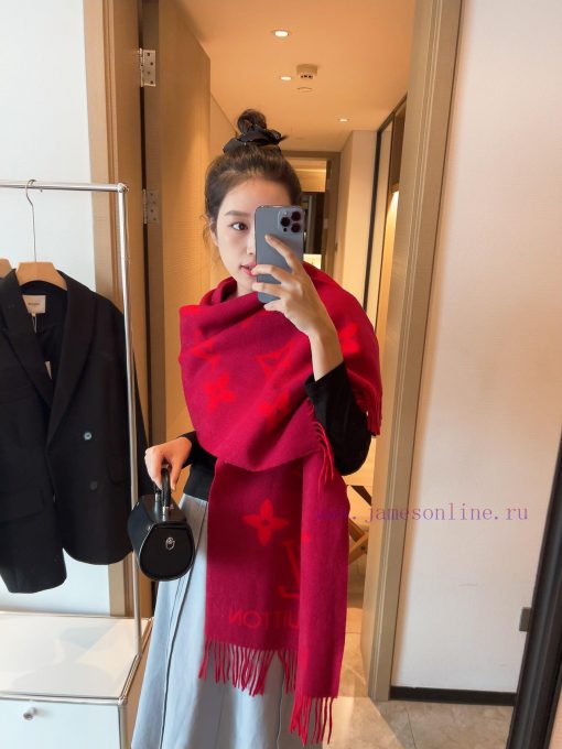 Star Huo Siyan and Li Xiaolu are wearing the same Louis Vuitton high-end rabbit fur scarf shwt48zcwb
