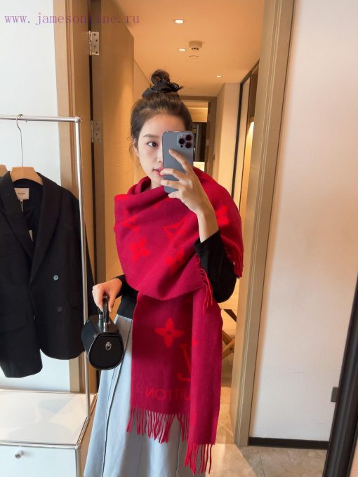 Star Huo Siyan and Li Xiaolu are wearing the same Louis Vuitton high-end rabbit fur scarf shwt48zcwb - Image 2