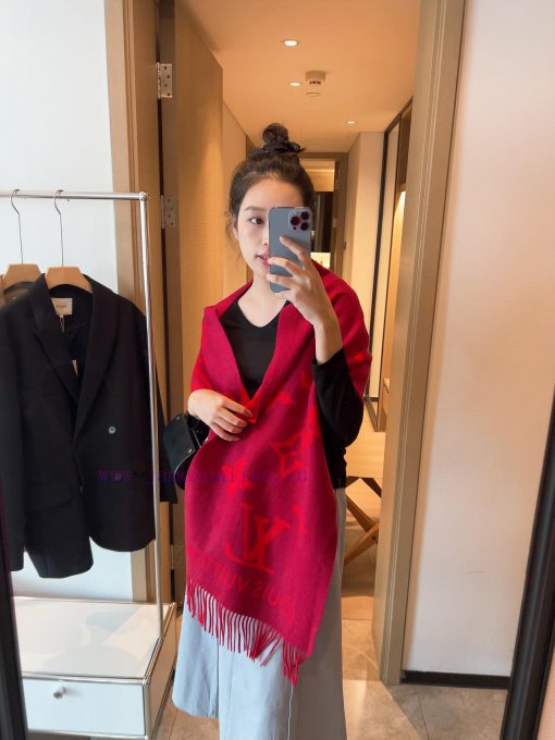 Star Huo Siyan and Li Xiaolu are wearing the same Louis Vuitton high-end rabbit fur scarf shwt48zcwb - Image 3