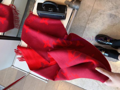 Star Huo Siyan and Li Xiaolu are wearing the same Louis Vuitton high-end rabbit fur scarf shwt48zcwb - Image 7