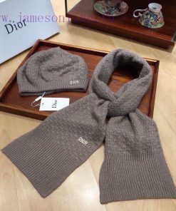 Dior set is made of high-quality cashmere material, which is of excellent quality. It is warbr8mhjum