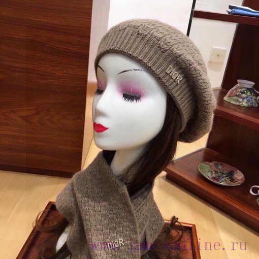 Dior set is made of high-quality cashmere material, which is of excellent quality. It is warbr8mhjum - Image 10