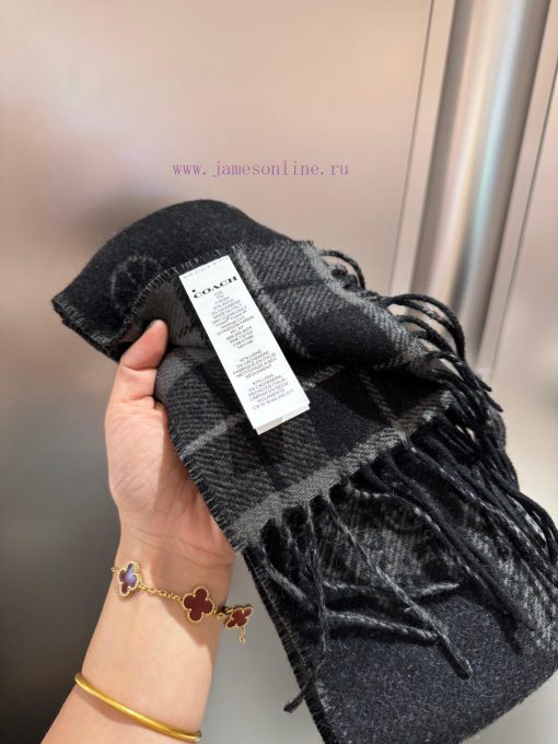 The COACH classic Coach scarf is also so beautiful, not only in terms of appearance but alsoqkhng5o4 - Image 4